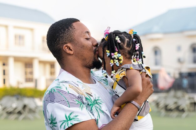 Foto tiro medio padre besando a niña