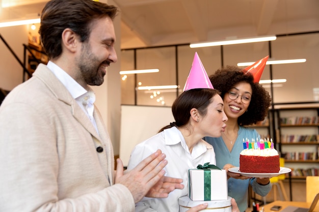 Tiro médio pessoas felizes comemorando