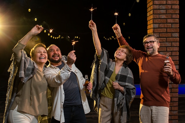 Tiro médio pessoas felizes festejando