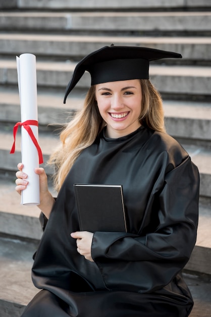 Foto tiro médio, retrato, de, mulher jovem, graduando