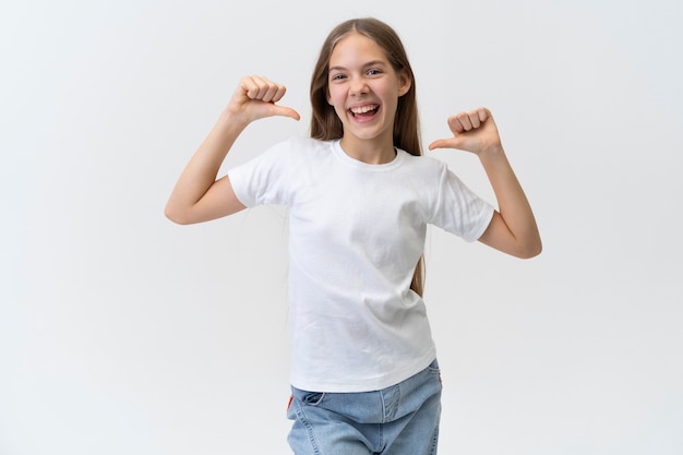 Foto tiro médio sorridente adolescente posando