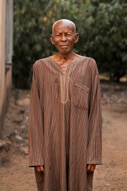 Foto tiro médio velho africano lá fora