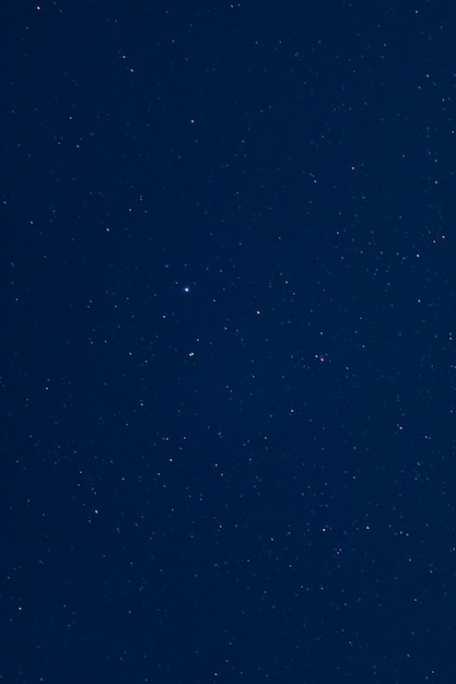 Foto tiro minimalista del cielo estrellado