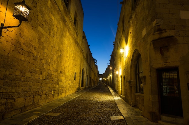 Tiro noturno das ruas da cidade velha Rhodes Grécia