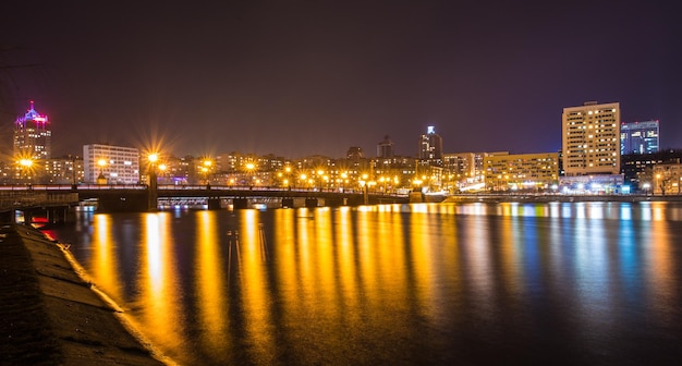 Tiro noturno de passeio no rio Kalmius