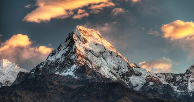 Foto tiro de paisaje de montaña del himalaya cubierto de nieve