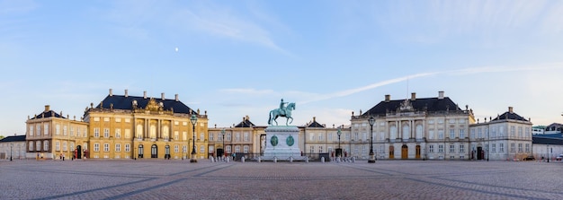 Tiro panorâmico da casa da família real dinamarquesa chamada pelo Palácio de Amalienborg, Copenhague, Dinamarca