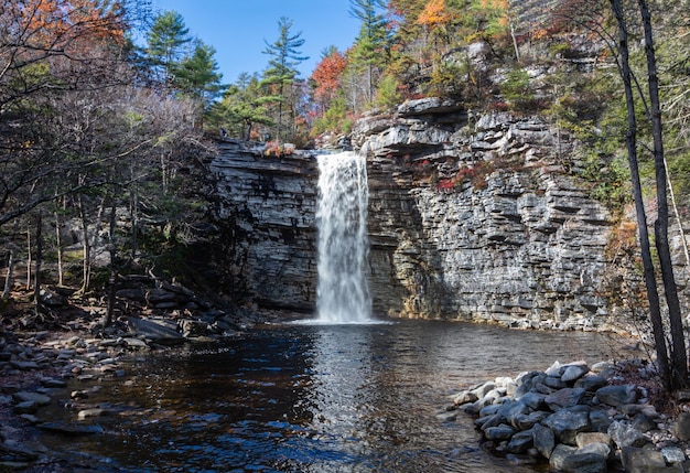 Tiro panorâmico de uma cachoeira cercada por uma floresta em Minnewaska State Park NY Kerhonkson EUA