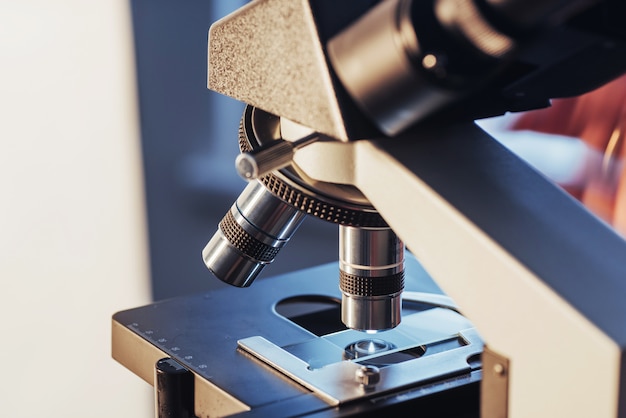 Tiro del primer del microscopio en el laboratorio.