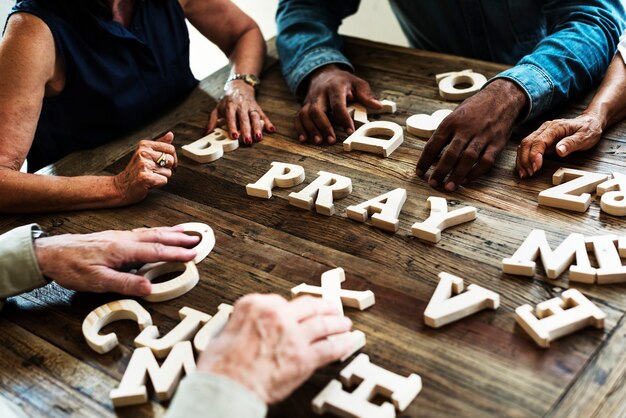 Grupo de pessoas jogando dominó, Foto Premium em 2023