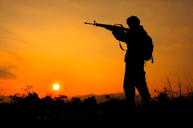 Tiro de silueta de soldado con pistola