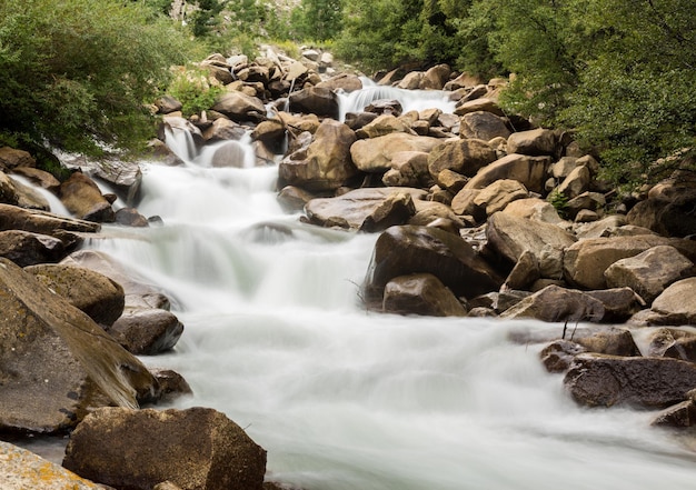 Tiro simple de movimiento borroso del río de montaña