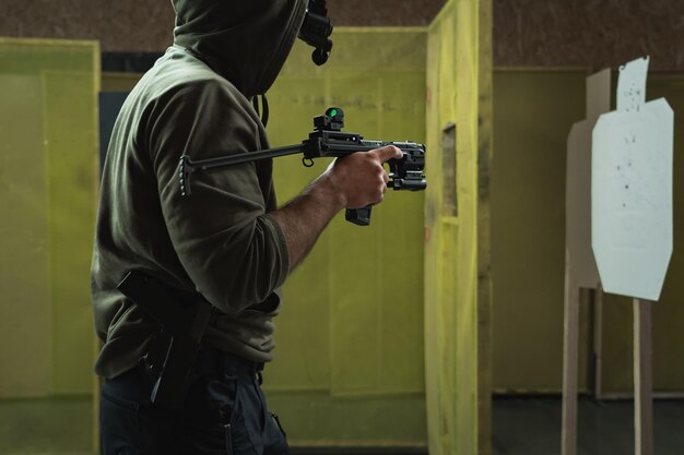 Foto tiro tático de armas de fogo modernas em um campo de tiro foto em close um homem segura uma pistola de carabina na mão