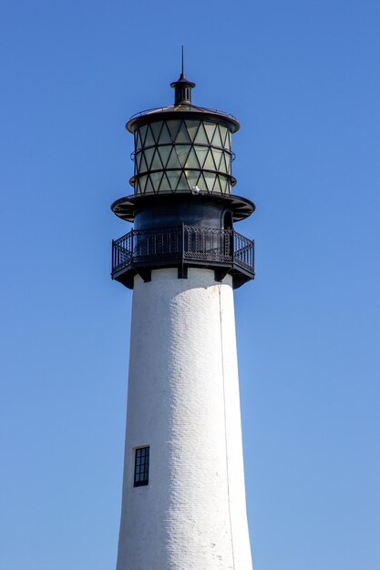 Tiro Verti do farol branco em Bill Baggs Cape Florida State Park