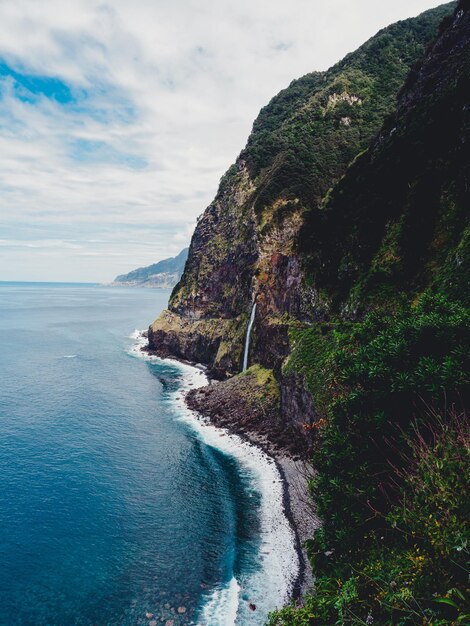 Foto tiro vertical da costa da madeira portugal