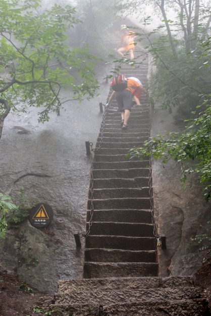 Tiro vertical de escadas no Monte Hua China
