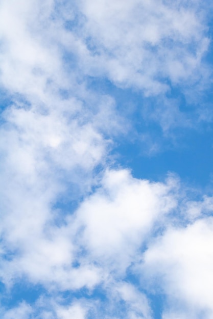 Tiro vertical de um céu azul com nuvens brancas