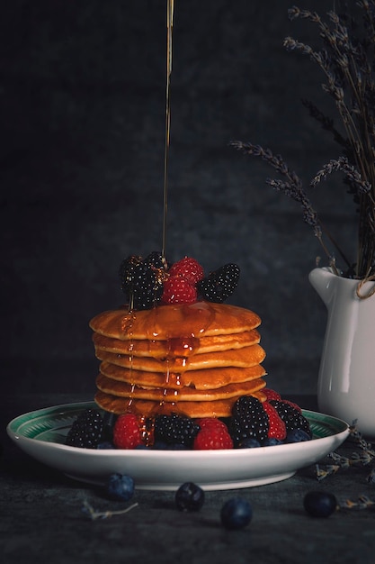 Tiro vertical de um delicioso café da manhã com panquecas e frutas