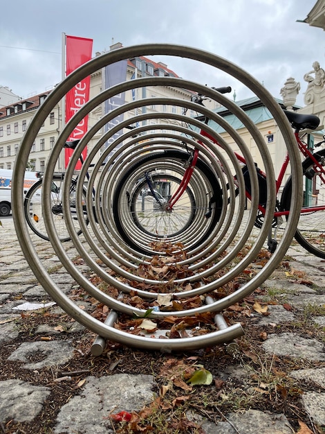 Tiro vertical de um rack de estacionamento de bicicletas em espiral na cidade