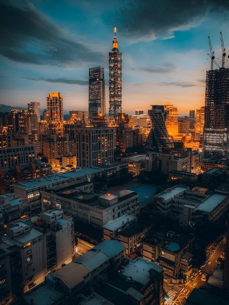 Foto tiro vertical de xiangshan trail em taipei taiwan durante o pôr do sol