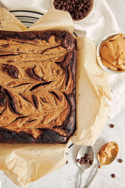 Tiro vertical de deliciosos brownies de remolino de mantequilla de maní