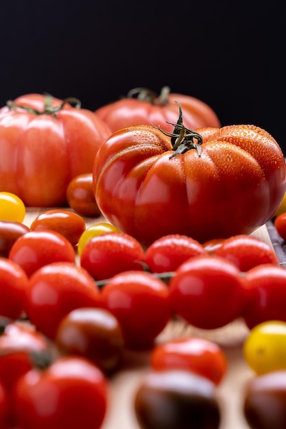 Tiro vertical de diferentes variedades de tomates.