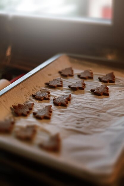 Foto un tiro vertical de galletas deliciosas con agujeros