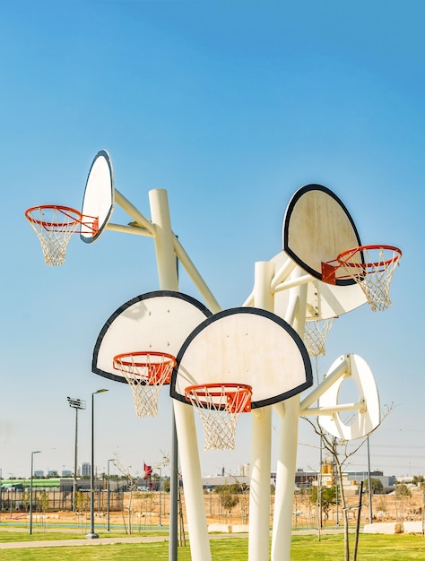 Tiro vertical de gradas de baloncesto en una cancha