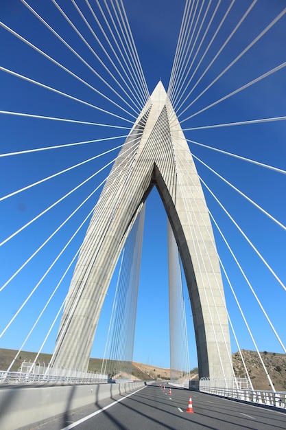 Tiro vertical del hermoso puente Mohammed VI, río Bouregreg cerca de Rabat, Marruecos