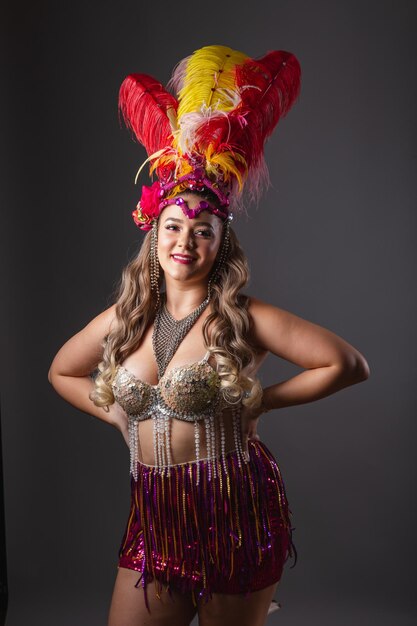 Tiro vertical medio cuerpo hermosa mujer brasileña en ropa de carnaval posando para la foto