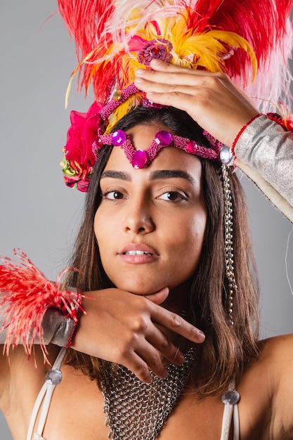 Tiro vertical meio corpo linda mulher brasileira em roupas de carnaval posando para foto