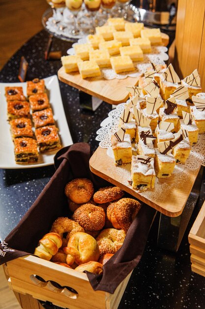 Un tiro vertical de una mesa de buffet con postres y dulces.