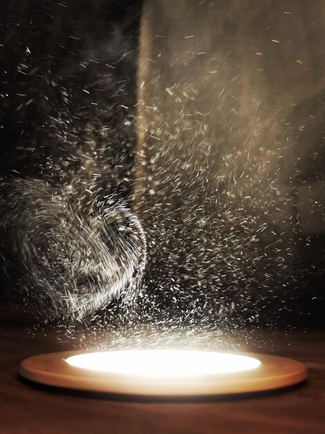 Tiro vertical de partículas de polvo en movimiento en un rayo de luz
