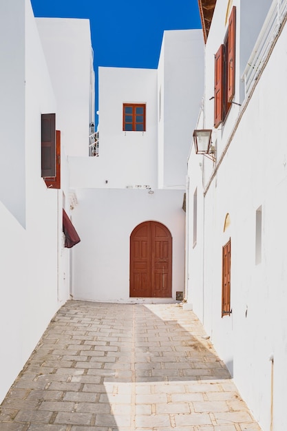 Tiro vertical tranquila rua grega nos arredores da cidade de Lindos Rhodes island Ilhas gregas do arquipélago do Dodecaneso Europa Feriados e viagens pelas ilhas