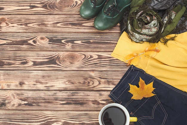 Tiro de la vista superior del fondo del otoño. Caída de ropa de mujer plana imagen puesta. Armario de mujer.