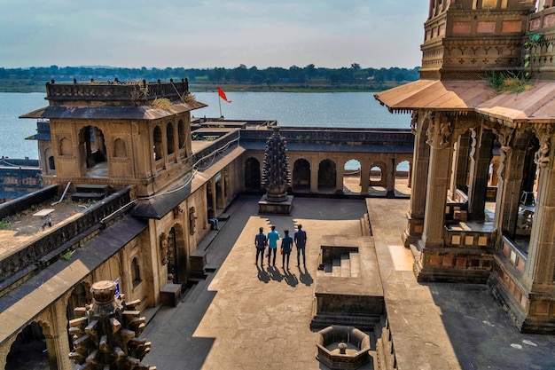 Tiros exteriores do marco turístico cênico forte Maheshwar e templo em Madhya Pradesh Índia Este monumento está nas margens do rio Narmada