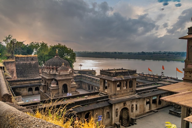 Tiros exteriores do marco turístico cênico Maheshwar forte e templo em Madhya Pradesh na Índia Este monumento está nas margens do rio Narmada