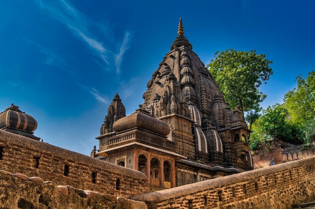 Tiros exteriores do marco turístico cênico Maheshwar forte e templo em Madhya Pradesh na Índia Este monumento está nas margens do rio Narmada