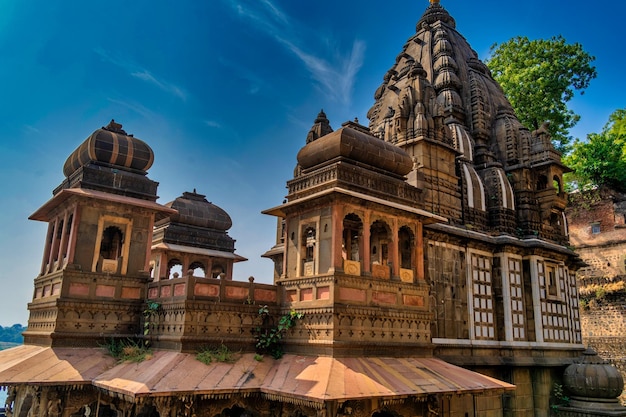 Tiros exteriores do marco turístico cênico Maheshwar forte e templo em Madhya Pradesh na Índia Este monumento está nas margens do rio Narmada