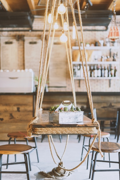 Tisch als Möbel im Cafe Shop hängen