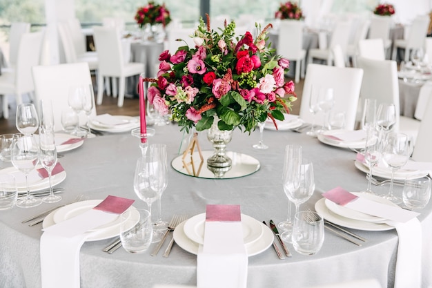 Tisch dekoriert auf einer Hochzeitsfeier mit Blumen und Geschirr