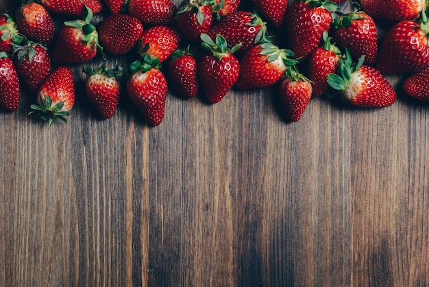 Tisch eines Holztischs mit Erdbeeren