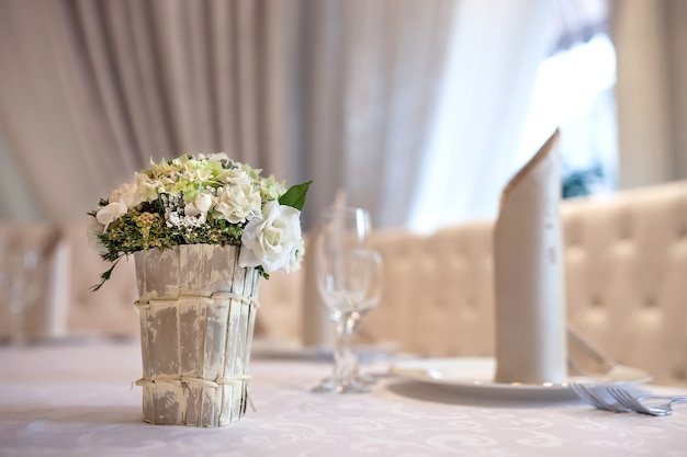 Tisch für Hochzeit gedeckt