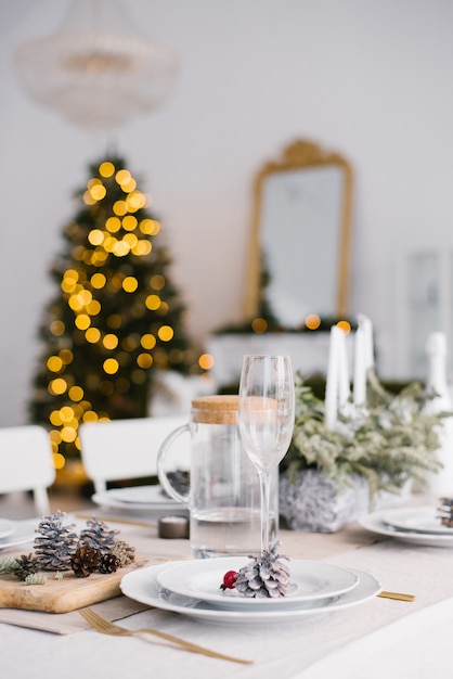 Tisch für Weihnachtsessen im Wohnzimmer serviert