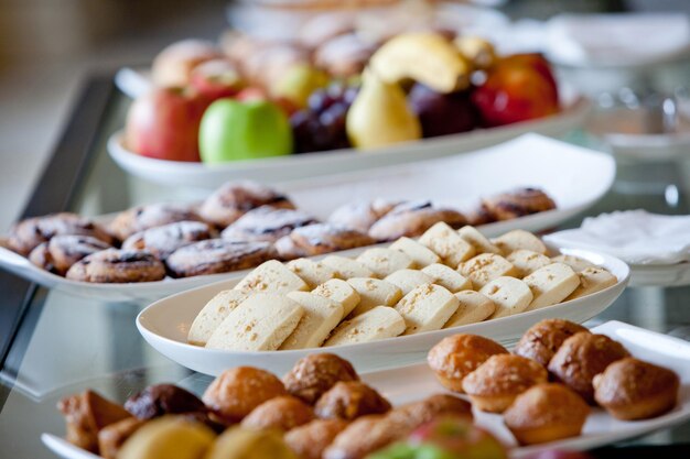 Tisch gedeckt mit Kuchen und Früchten