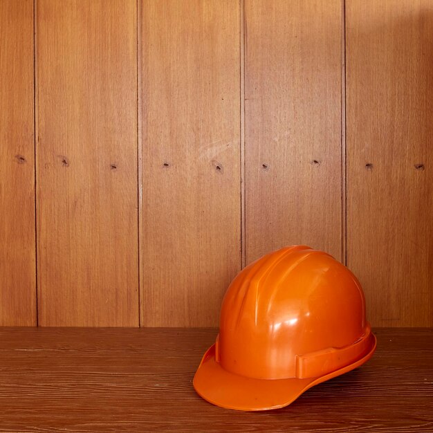 Tisch gegen die orangefarbene Wand