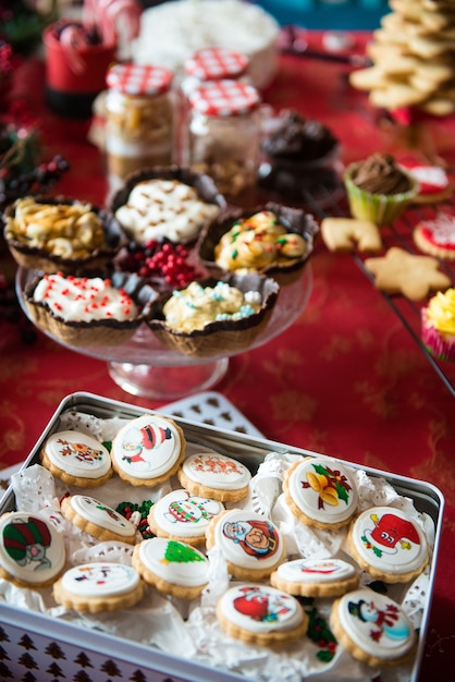 Tisch in einem Haus mit Weihnachtssüßigkeiten gedeckt