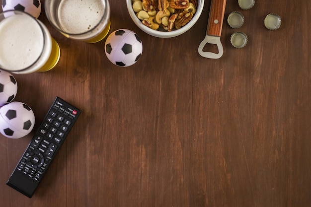 Tisch mit Bier und salzigen Snacks für Fußballparty.