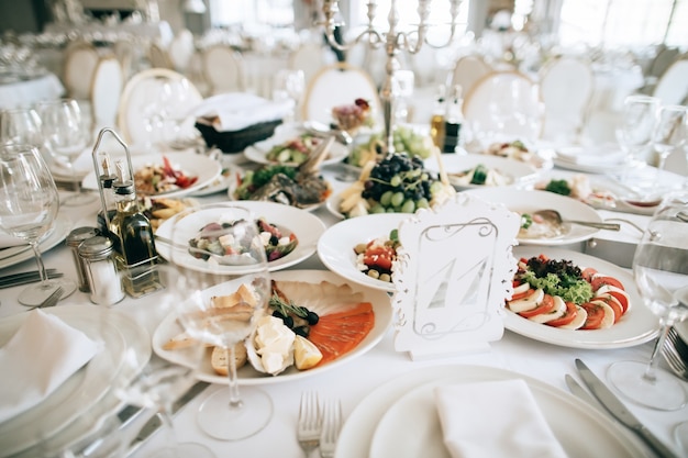 Tisch mit Essen und Trinken im Restaurant vor der Hochzeitsfeier