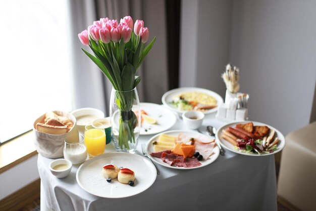 Tisch mit Frühstück und Blumen